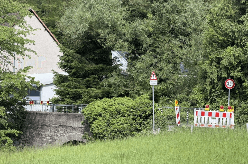Die gesperrte Brücke in der Ober-Ramstädter Straße – der Ersatzneubau wird bis zu 1,5 Millionen Euro kosten. Foto: Steffen Kossowski