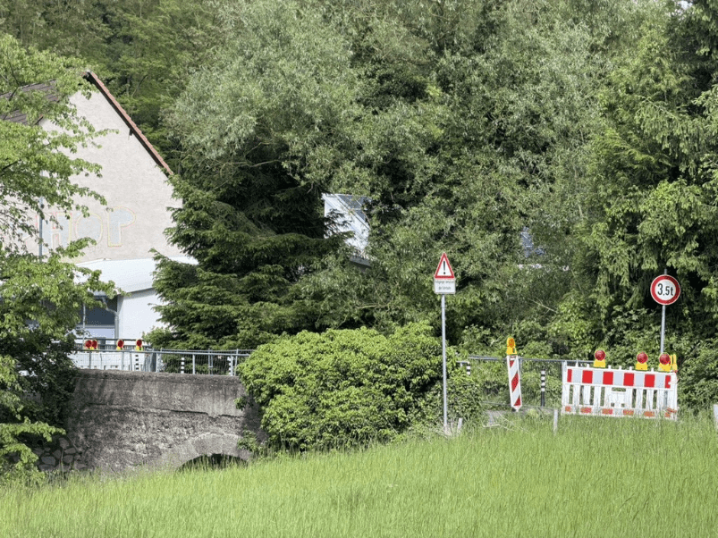 Die gesperrte Brücke in der Ober-Ramstädter Straße – der Ersatzneubau wird bis zu 1,5 Millionen Euro kosten. Foto: Steffen Kossowski